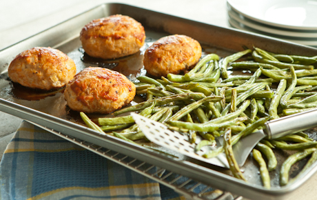 Recipe Mini Turkey Meatloaf And Green Beans Sheet Pan Supper Whole Foods Market
